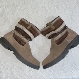 Minnetonka Women’s Fabric Top Booties Size 9 M Brown Leather Grip Sole Comfort